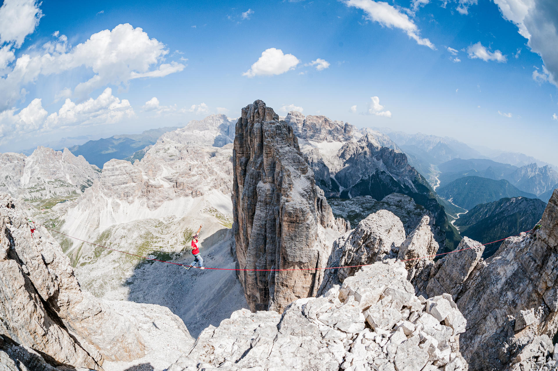 Slackliner balanciert zwischen den Berggipfeln.