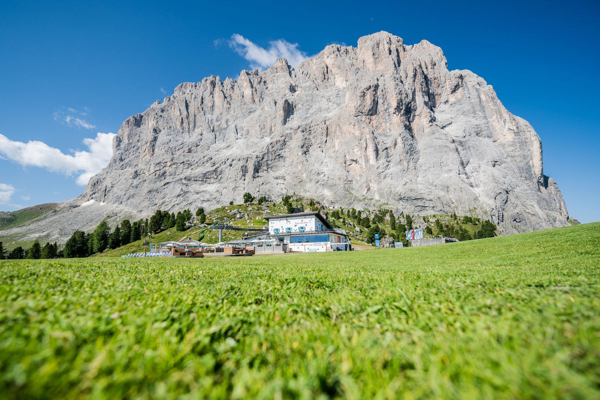 Comici Hütte vor der Grosse Zinnen Bergwand.